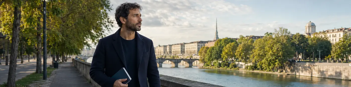 Professionista con taccuino lungo il Po a Torino