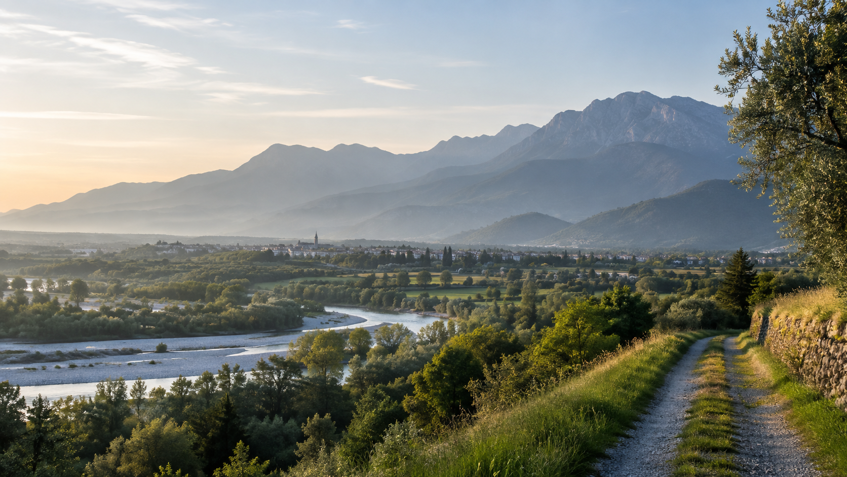 Paesaggio illustrativo del Friuli-Venezia Giulia con montagne, pianura e percorso